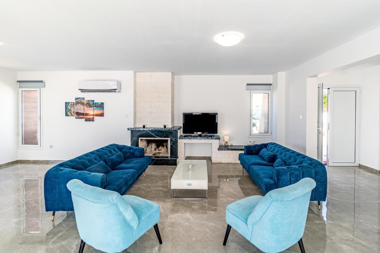 Beach Front Aqua Marina By Ezoria Villas Paralimni Buitenkant foto