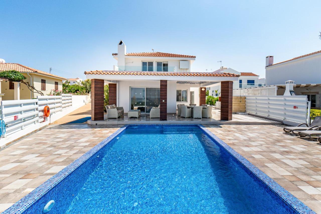 Beach Front Aqua Marina By Ezoria Villas Paralimni Buitenkant foto